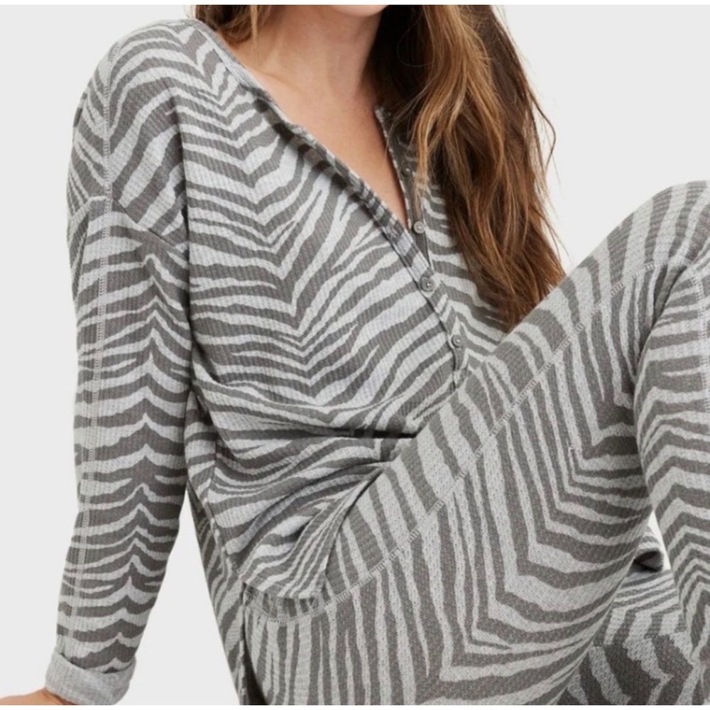 Aerie‎ Zebra Print Henley Long Sleeve Top Womens M Gray White Waffle Knit